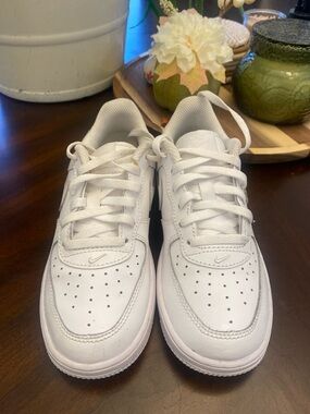 Nike Kids White Low-Top Leather Sneakers